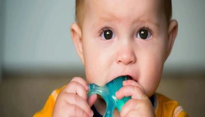 Kalendarz wyrzynania zębów u dzieci – kiedy pojawiają się zęby?